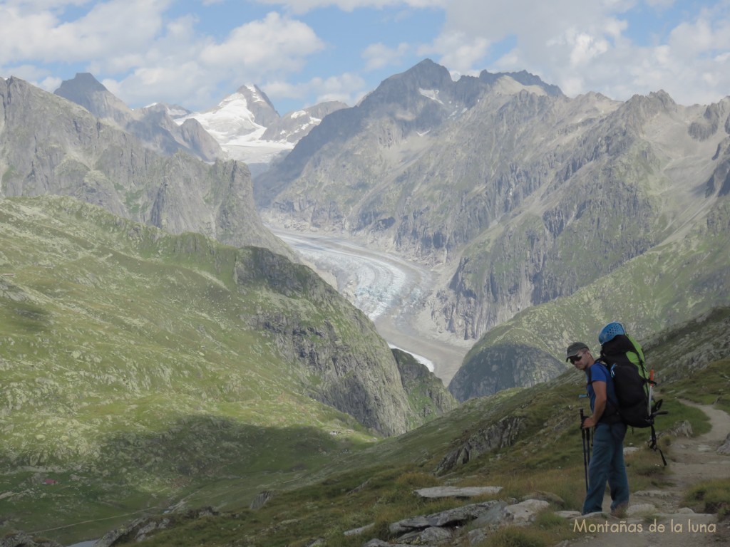 Luis bajando a Märjela, al fondo el Glaciar de Fiesch y arriba el Oberaarhorn
